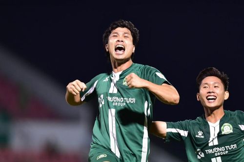 Công Phượng đối đầu thủ môn Bùi Tiến Dũng ở trận play-off V-League