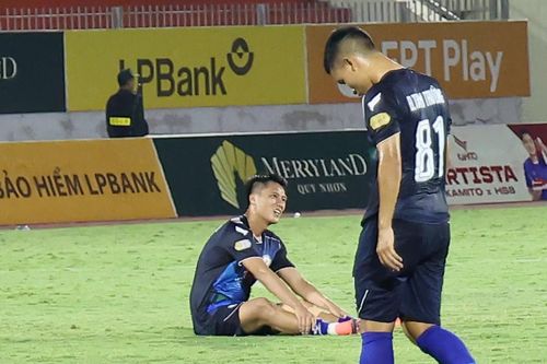 Nhận vé rớt hạng, cầu thủ Bình Định đổ gục xuống sân