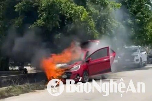 Ô tô bất ngờ bốc cháy khi đang đậu bên lề đường