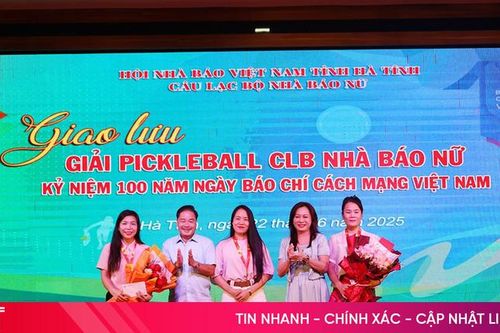 Trao giải cho các VĐV tham gia Giải Pickleball CLB Nhà báo nữ