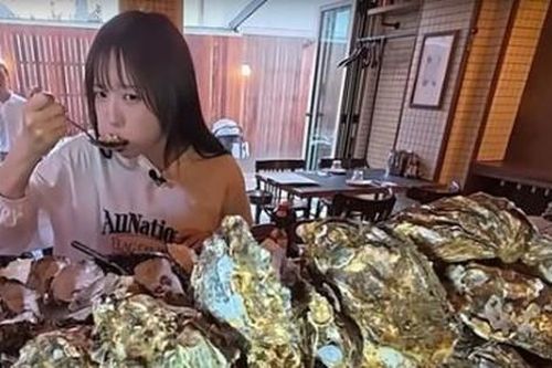 Cô gái 28 tuổi gây choáng vì ăn hết 12kg hàu trong một bữa