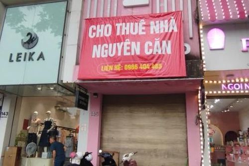 Vì sao loạt cửa hàng quần áo ở Hà Nội đóng cửa, trả mặt bằng