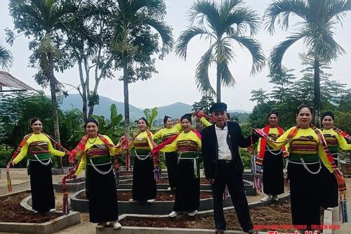 Người cao tuổi giữ gìn bản sắc văn hóa truyền thống