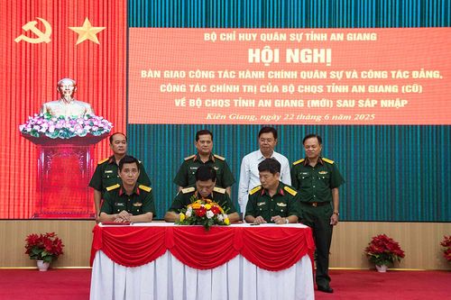 Bàn giao các mặt công tác của Bộ Chỉ huy Quân sự tỉnh An Giang