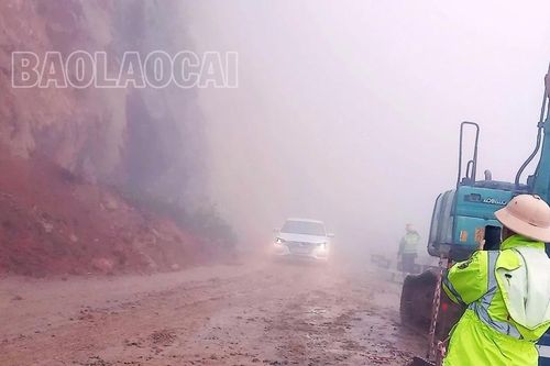 Thông tuyến bước 1 điểm sạt lở Km76+690 Quốc lộ Quốc lộ 4D