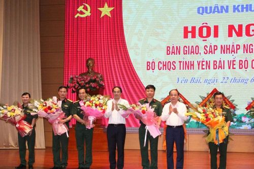 Hội nghị bàn giao, sáp nhập nguyên trạng Bộ CHQS tỉnh Yên Bái về Bộ CHQS tỉnh Lào Cai
