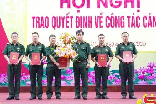 Công bố quyết định cán bộ theo tổ chức sắp xếp quân sự địa phương