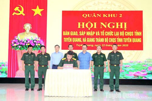 Bàn giao, sáp nhập và tổ chức lại Bộ CHQS tỉnh Tuyên Quang và Hà Giang thành Bộ CHQS tỉnh Tuyên Quang
