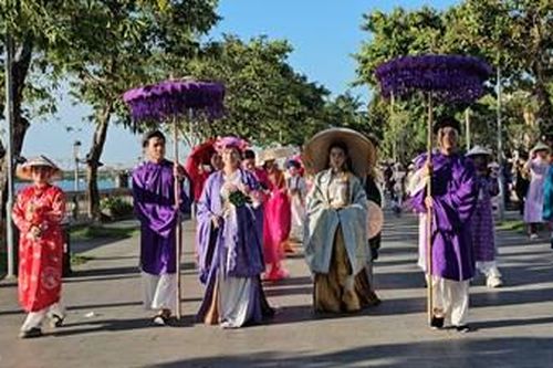 Dư địa từ áo dài
