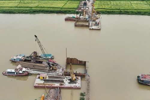 Hơn 100 người chia 3 ca bảo đảm tiến độ xây cầu Cẩm Lý