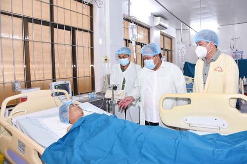 Lãnh đạo tỉnh Cà Mau thăm hỏi thành viên bảo vệ ANTT bị thương khi làm nhiệm vụ