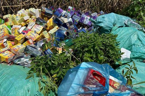 Hàng loạt thuốc, thực phẩm chức năng bị vứt bỏ bên lề đường: Tiêu hủy vật chứng nhằm che giấu tội phạm?