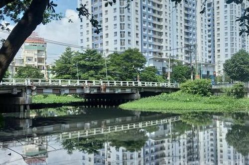 Tìm người thân của bé gái sơ sinh bị vứt xuống rạch Cầu Sơn ở TPHCM