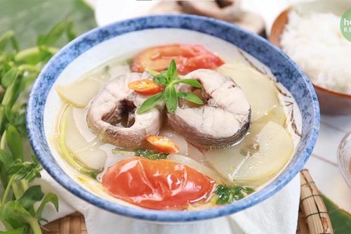 Nấu canh cá nên dùng nước sôi hay nước lạnh?