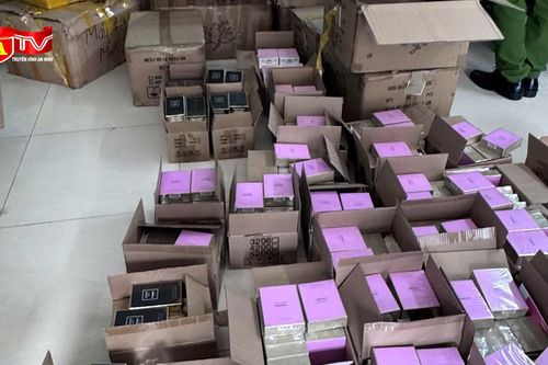 'Chặn' 10.000 chai nước hoa CHANEL, YSL, BVLGARI giả chuẩn bị tuồn ra thị trường