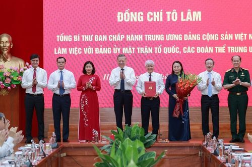 Tổng Bí thư trao quyết định của Bộ Chính trị về chức năng, nhiệm vụ, tổ chức bộ máy cơ quan Ủy ban Trung ương Mặt trận Tổ quốc Việt Nam