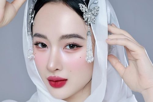 Angela Phương Trinh dịu dàng khác lạ