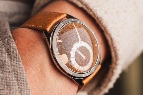 Đồng hồ hơn 19.000 USD chứa cát ở tất cả tiểu vương quốc thuộc UAE