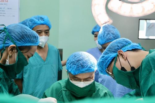 Bé gái 10 tuổi có hai tử cung, một quả thận