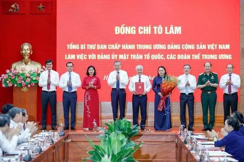 Trao Quyết định về thành lập Cơ quan Ủy ban T.Ư Mặt trận Tổ quốc Việt Nam