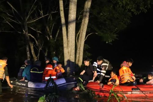 Công an tỉnh Lạng Sơn: xuyên đêm giúp dân thoát khỏi rốn lũ