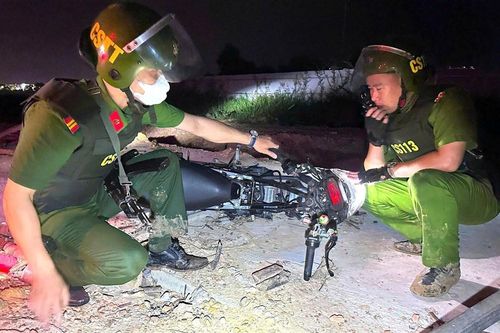 Cảnh sát nổ súng chỉ thiên trấn áp nhóm thanh thiếu niên mang hung khí gây rối trong đêm