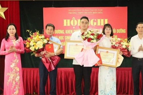 Tuyên dương, khen thưởng giáo viên bồi dưỡng, học sinh đoạt Huy chương Vàng Olympic Hóa học quốc tế