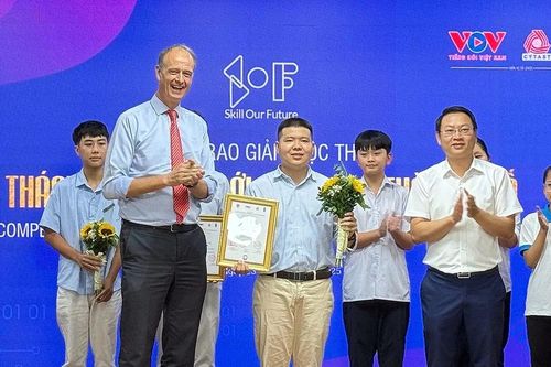 Nhóm sinh viên về nhất cuộc thi 'Thách thức đổi mới sáng tạo thời đại số'
