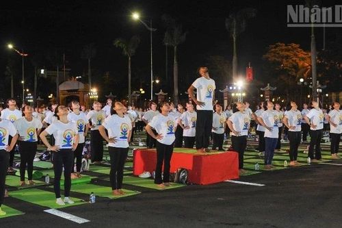 Đà Nẵng: Hơn 1.000 người đồng diễn Yoga 'Vì một thế giới, một sức khỏe chung'