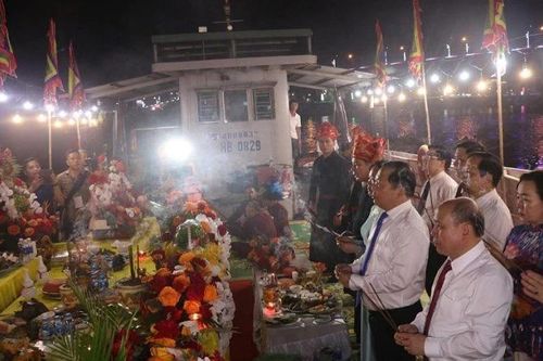 Hòa Bình tổ chức Lễ cầu ngư thả hoa đăng năm 2025