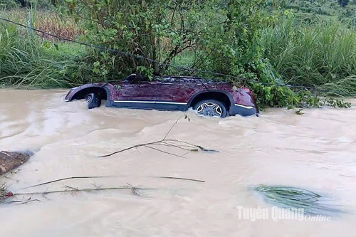 Kịp thời cứu 5 người bị lũ cuốn ở Tuyên Quang
