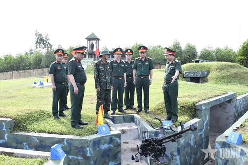 Đoàn công tác Bộ tư lệnh Quân khu 4 kiểm tra trực chiến phòng không tại Sư đoàn 324