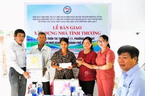 Bàn giao nhà Tình thương cho hộ nghèo