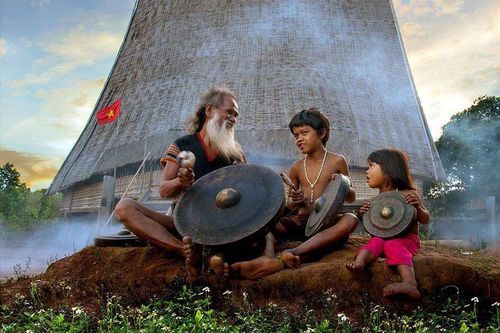 Tiếng kèn, bếp lửa, rừng già