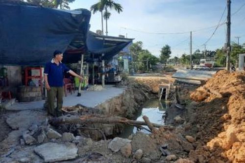 Nhà thầu thi công mương thoát nước QL14B dang dở khiến người dân bức xúc
