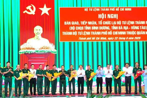 Bàn giao, tiếp nhận, tổ chức lại Bộ Tư lệnh TPHCM