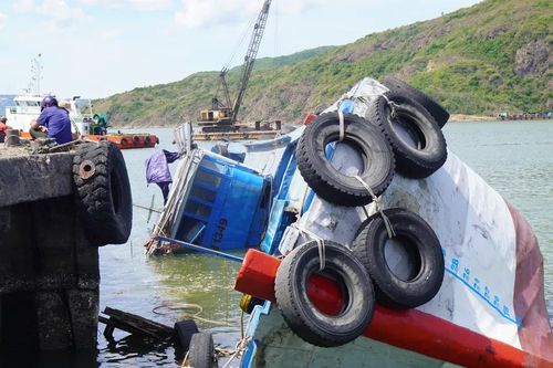 Lật tàu chở 50 tấn vật liệu xây dựng ra đảo Nhơn Châu