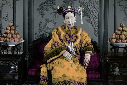 Tuyên phi Đặng Thị Huệ và Từ Hi Thái hậu: Phi tần nắm quyền