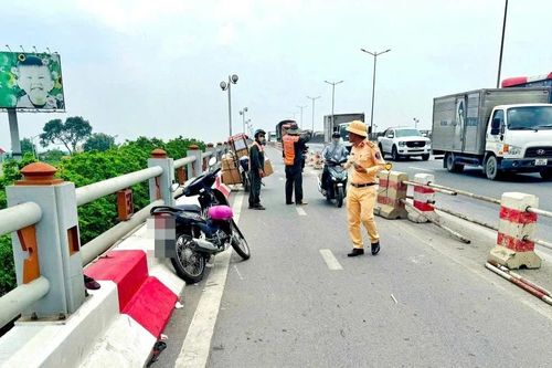 Truy tìm ô tô liên quan đến vụ tai nạn trên cầu Thanh Trì