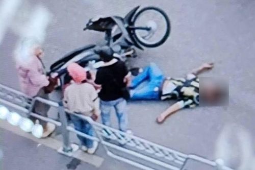 Đâm vào hàng rào phân làn, người đàn ông bị thương nặng