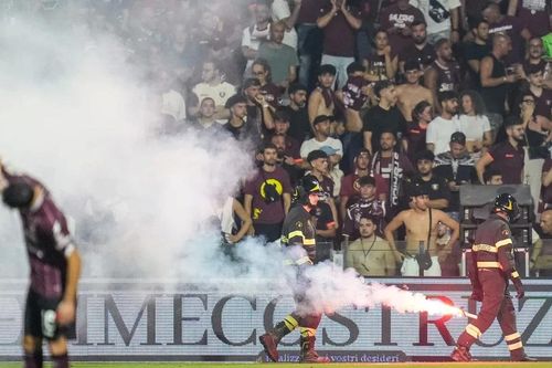 Trận play-off bóng đá Ý hỗn loạn, bị hủy giữa chừng