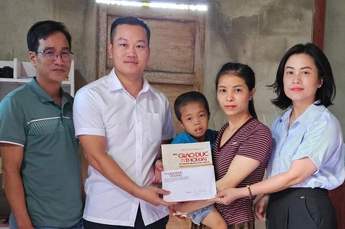 Bạn đọc Báo GD&TĐ hỗ trợ bé 8 tuổi bị suy thận ở Quảng Trị gần 13 triệu đồng