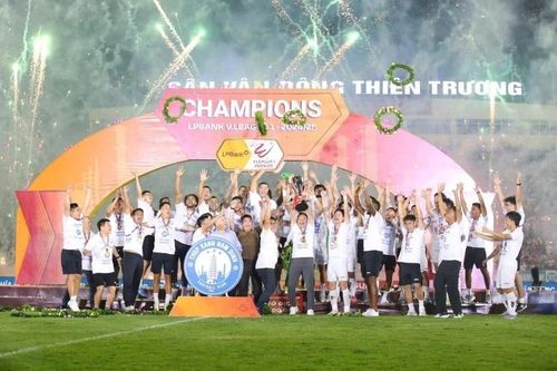 Chủ tịch VFF chúc mừng CLB Thép xanh Nam Định vô địch V-League 2024/25