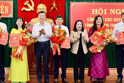 Công bố quyết định thành lập Báo Phú Yên và các quyết định về công tác cán bộ