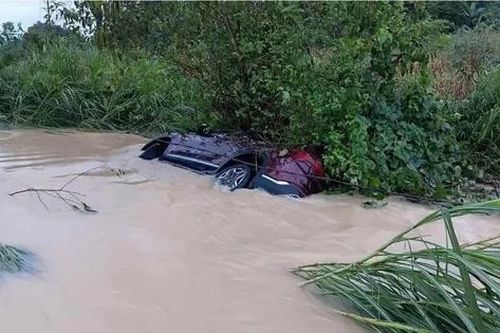 Tuyên Quang: Ô tô chở 5 người trôi cả trăm mét trong dòng nước lũ