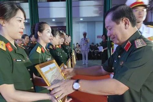 Bộ Quốc phòng vinh danh bóng hồng áo lính tài năng