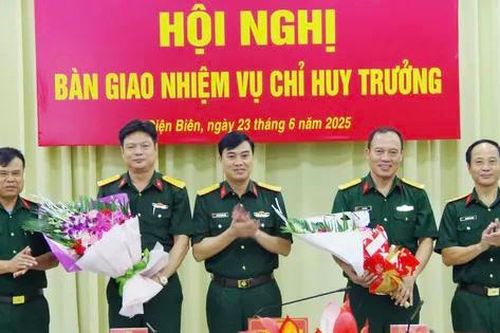 Bàn giao nhiệm vụ Chỉ huy trưởng Bộ CHQS tỉnh Điện Biên