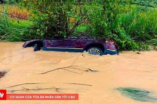 Ô tô chở 5 người bị nước lũ cuốn trôi ở Tuyên Quang