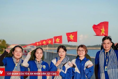Đường cờ Tổ quốc linh thiêng ở đảo Phú Quý