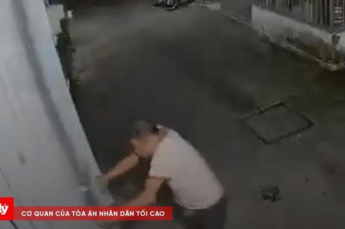 Người đàn ông phá cửa, lấy rác ném vào nhà dân